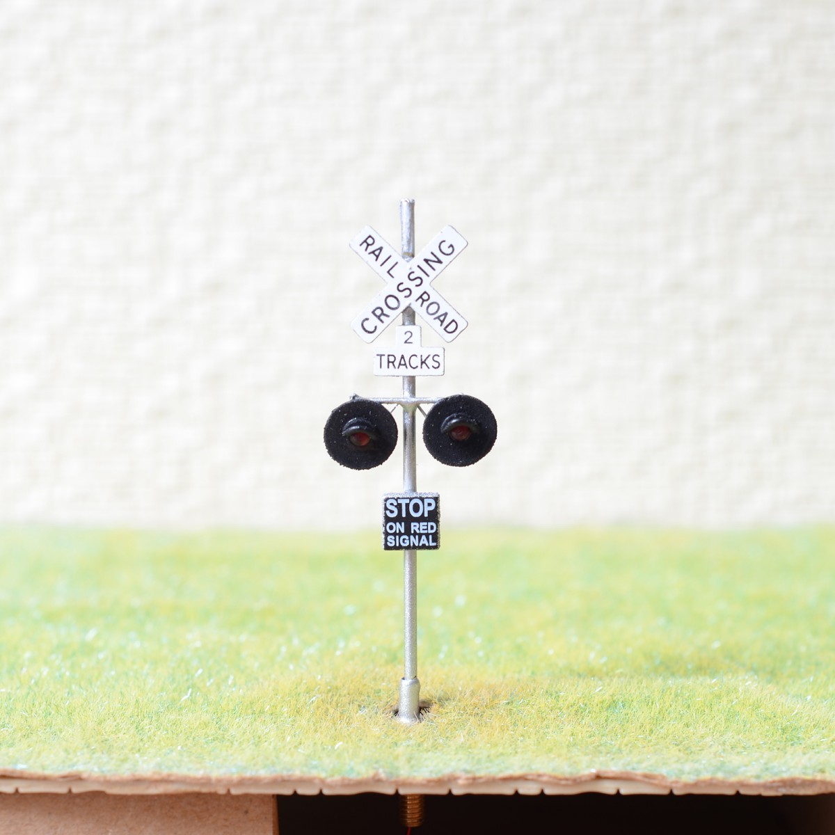 2 x OO scale railroad crossing signals 2 heads + Circuit board flasher #SL2Track 